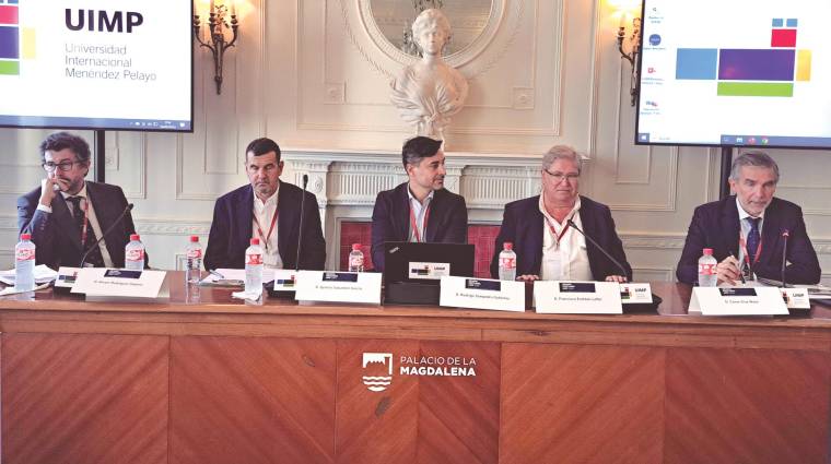 Desde la izquierda: Álvaro Rodríguez Dapena, presidente de Puertos del Estado; Ignacio Gabaldón, socio fundador de Talentum Evolution; Rodrigo Sampedro, director en Academia Alto Rendimiento; Francisco Esteban Lefler, presidente de PIANC y asesor de puertos y transporte marítimo en TYPSA; César Díaz, presidente de la Autoridad Portuaria de Santander. Foto J.P.