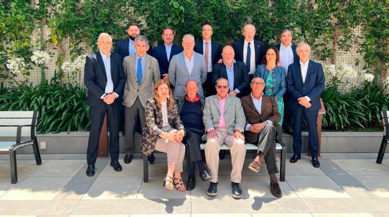 El presidente de ACBE, Carlos Rodríguez, y el presidente de la AP de Bilbao, Ricardo Barkala, con los miembros de la Junta Directiva y ex-presidentes de ACBE. Foto J.P.