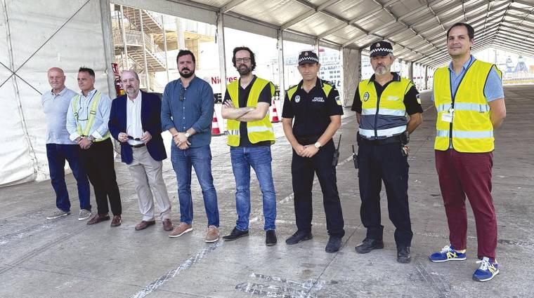 Manuel Ángel Quevedo y Luis J. Ayala (tercero y cuarto por la izquierda), presidente y director de la Autoridad Portuaria de Melilla, respectivamente, han visitado esta mañana la nueva carpa instalada en el puerto con motivo de la fase de Retorno de la OPE.