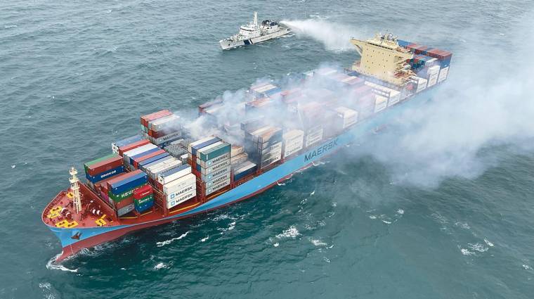 La Guardia Costera India sigue trabajando para extinguir el fuego a bordo del buque.