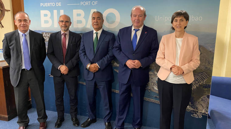 Desde la izquierda: Jon Loro&ntilde;o, tesorero de UniportBilbao; Asier Varona, tesorero de UniportBilbao; F. Jaber Bringas, presidente de UniportBilbao; Ricardo Barkala, presidente de la Autoridad Portuaria de Bilbao y vicepresindente primero de UniportBilbao; Inmaculada Ugarteche, directora de UniportBilbao.