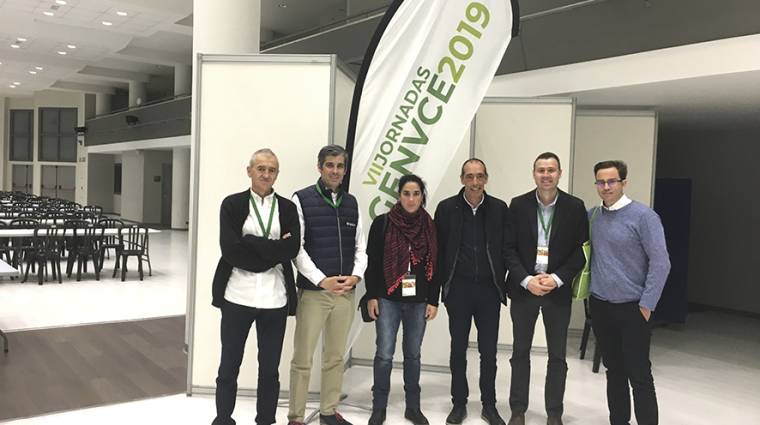 El responsable del Puerto de Baiona para Espa&ntilde;a, Joxan Madinabeitia (tercero por la derecha), junto a representantes de la empresa Garlan. Desde la izquierda: Jose Luis Fresno, director); Urko Ortiz, Secci&oacute;n Cereales); Nerea M&uacute;gica, Joxan Madinabeitia; Andr&eacute;s Garcia, Gerente; Carlos Bay&oacute;n, ingeniero agr&oacute;nomo K+S.