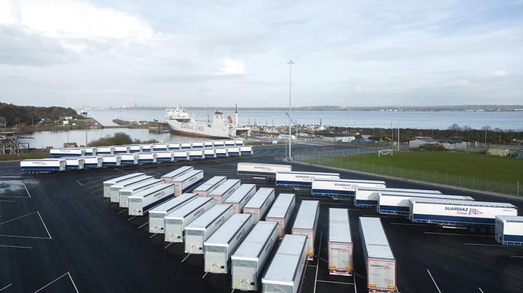 Nueva terminal portuaria de Suardiaz en Ellesmere Port, con la flota de vehículos de Schmitz Cargobull adquiridos y el Buque ro ro “Friedrich Russ” en el que presta servicio multimodal.