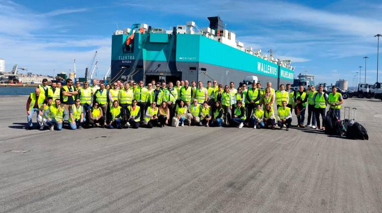 El seminario se complementó con una visita a las nuevas instalaciones del Puerto de Santander, donde estaba trabajando un buque de la compañía.