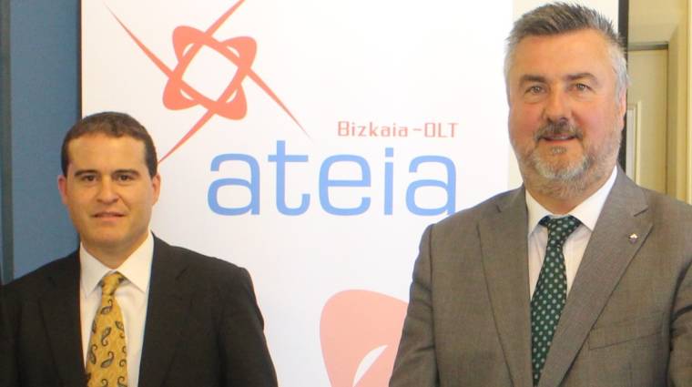 &Iacute;&ntilde;igo Artaza, presidente de Ateia Bizkaia-OLT (izquierda) y Juan Mari Ruiz, expresidente y actual vocal, en una imagen de archivo. Foto J.P.