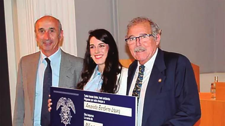 Amanda Barbero, con José Luis Grijalvo, presidente del Propeller Club del País Vasco-Port of Bilbao (derecha) y Juan Beitia, vicepresidente.