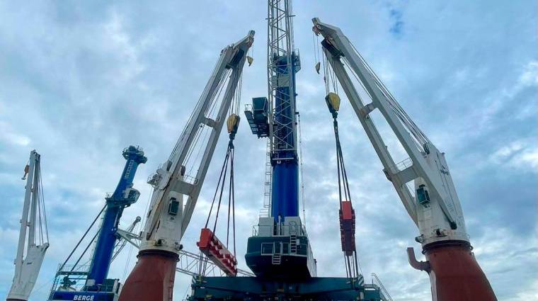 Nueva grúa Liebherr LHM 550. de Bergé en Bilbao.