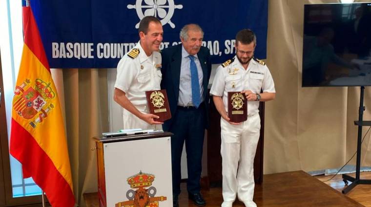 El presidente del Propeller Club del País Vasco-Port of Bilbao, José Luis Grijalvo, hizo entrega de sendas metopas a Damián Niebla, capitán de corbeta y comandante del submarino de la Armada “Narciso Monturiol” (S-82) y al comandante naval de Bilbao, Tomás García-Figuera (derecha).