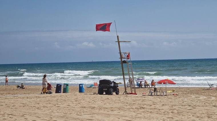 El vertido ha obligado a cerrar varias playas al sur de Valencia.
