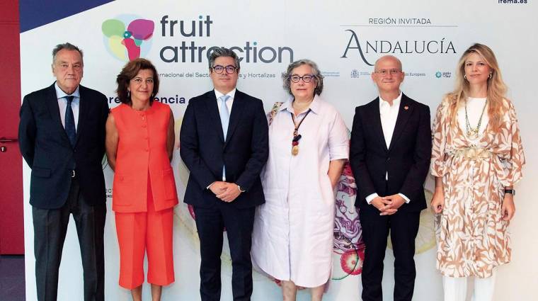 Presentación de Fruit Attraction 2024 en IFEMA el pasado 12 de septiembre. Desde la izquierda: José María Pozancos, director general de FEPEX; María José Sánchez, directora de Fruit Attraction; Daniel Martínez, vicepresidente ejecutivo de IFEMA; Salomé Martínez, directora adjunta de Industria Alimentaria del ICEX; José Miguel Herrero, director general de Alimentación del Ministerio de Agricultura, Pesca y Alimentación; Teresa Astolfi, delegada de la Junta de Andalucía en Madrid.