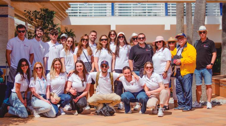 Hace unas semanas, Importcargo celebró su 30 aniversario durante un fin de semana en Formentera. En la imagen, Manuel Jesús Campos Moreno, Mario Torregrosa y Javier Brotons, socios de la empresa, junto a los profesionales de la compañía en un momento del viaje de celebración.