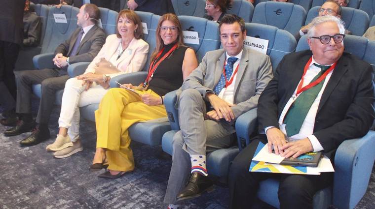 De derecha a izquierda, Enric Ticó, presidente de FETEIA; Ismael de Marcos, presidente de ATEIA Aragón; Blanca Guitart, directora de FETEIA; y Ana Farré, directora del Campus de Fundación Ibercaja. Foto J.P.