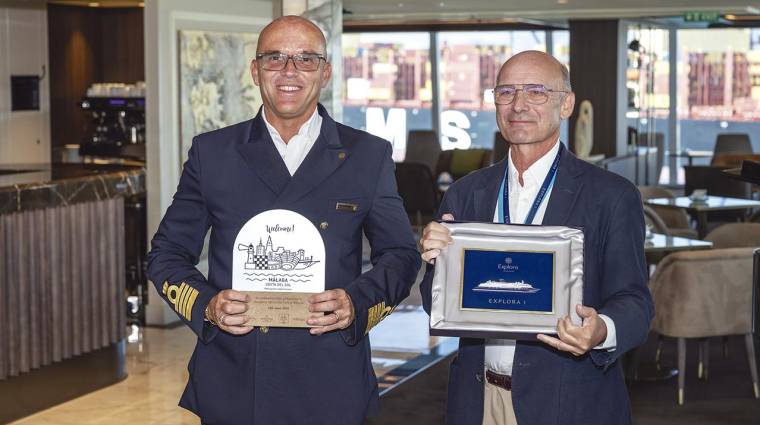 El capitán del “Explora I” y el presidente de la Autoridad Portuaria de Málaga, Carlos Rubio, intercambiaron metopas.