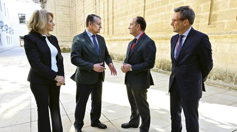 Antonio Sanz, consejero de la Presidencia, Interior, Diálogo Social y Simplificación Administrativa tras la sesión del Parlamento de Andalucía, junto al presidente de la APBA, Gerardo Landaluce.