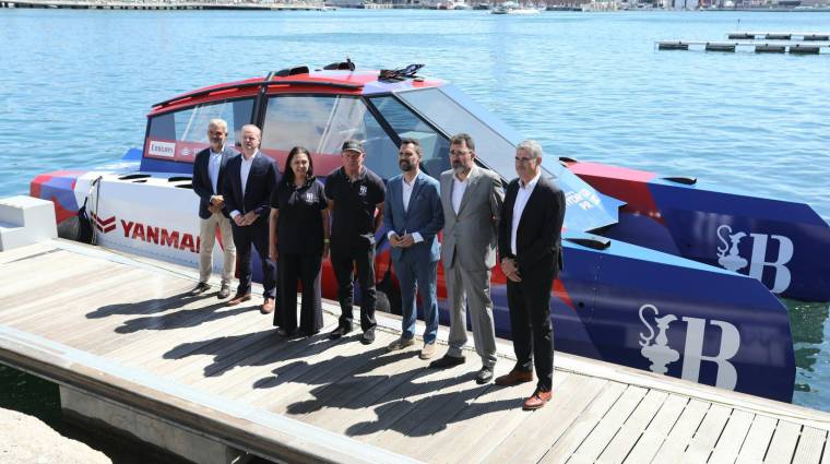 Roger Torrent, conseller de Empresa i Treball de la Generalitat de Catalunya; Grant Dalton, CEO de la Copa América y Lluís Salvadó, presidente de Port de Barcelona, junto a los responsables de la organización.