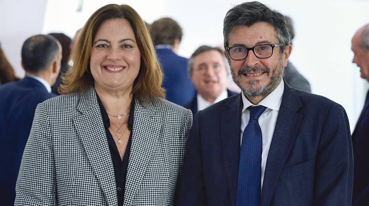 La presidenta de la Autoridad Portuaria de Las Palmas, Beatriz Calzada, junto al presidente de Puertos del Estado, Álvaro Rodríguez Dapena.