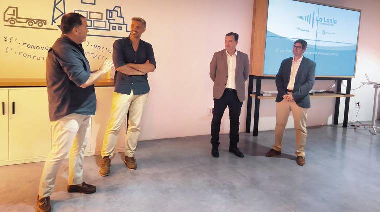 Alfonso Fernández, Carlos Corrales (premiados) junto al presidente del Puerto de Huelva, Alberto Santana y el jefe del Departamento de Tecnología de la APH, Manuel Francisco Martínez.