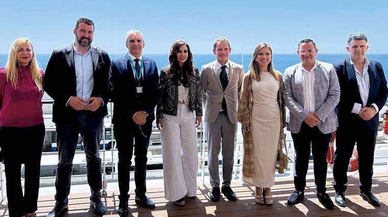 Representantes de MSC Cruceros, Autoridad Portuaria y Ayuntamiento de Alicante durante la escala del “MSC Orchestra” en el puerto alicantino.