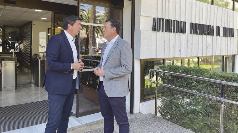 El presidente del Consejo Económico y Social de Andalucía, Juan Marín, junto al presidente de la Autoridad Portuaria de Huelva, Alberto Santana.