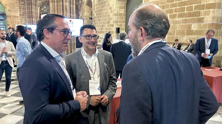 Rubén Ibáñez y Manuel García, presidente y director de la Autoridad Portuaria de Castellón, en la lonja de cereales del Mediterráneo.