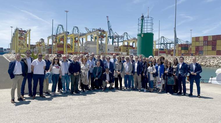 Representantes de Fepeval en uno de los muelles del Puerto de Valencia.