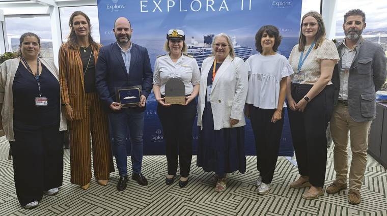 Participantes en la tradicional entrega de metopa con motivo de la primera escala.