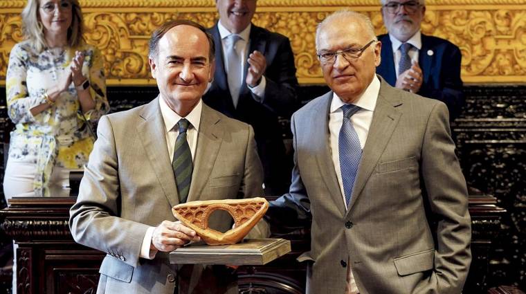 El presidente de la Autoridad Portuaria de la Bahía de Algeciras, Gerardo Landaluce, ha recibido el premio de manos del vicepresidente de AEPA, Antonio Gil.