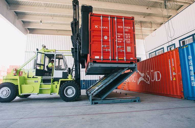 La presentaci&oacute;n a la comunidad portuaria valenciana del contenedor plegable ZBOX tuvo lugar en las instalaciones de TransBase Soler en el puerto de Valencia.