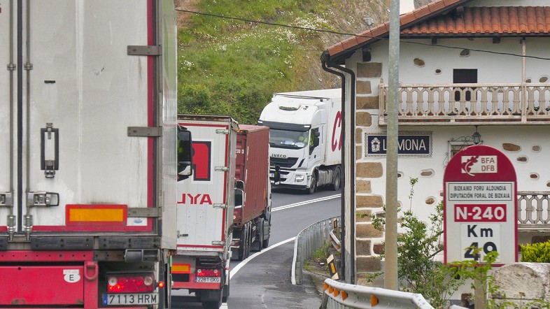 Camiones a su paso por la localidad vizca&iacute;na de Lemoa.