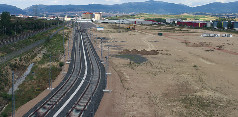 En primer t&eacute;rmino, el nuevo ramal ferroviario con la plataforma ferroviaria al fondo, que constituyen el apartadero construido por la Autoridad Portuaria de Bilbao. La licitaci&oacute;n de su gesti&oacute;n y explotaci&oacute;n est&aacute; actualmente en fase de tramitaci&oacute;n administrativa. Foto J.P.