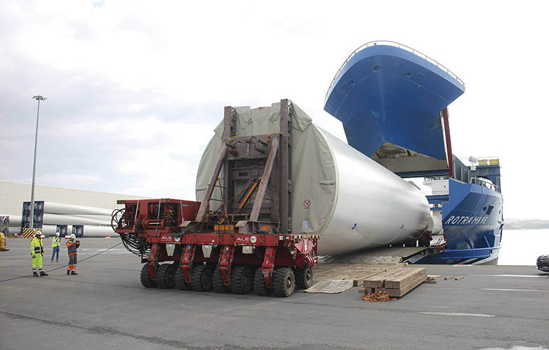 Toro y Betolaza gestion&oacute; en septiembre la que fue primera operativa en Bilbao con embarque de torres e&oacute;licas por proa, aprovechando la rampa de proa del buque &ldquo;Rotra Mare&rdquo;, utilizado tambi&eacute;n en los embarques de Haizea Wind para el proyecto del parque e&oacute;lico offshore Borssele 1+2 en Holanda. Foto J.P.