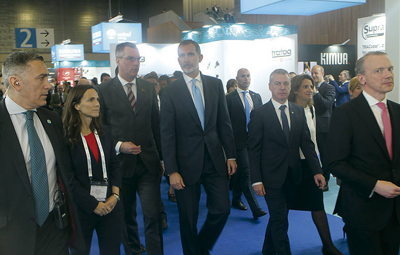 El Rey Felipe VI recorri&oacute; el recinto ferial tras el acto de inauguraci&oacute;n junto con el lehendakari, I&ntilde;igo Urkullu (tercero por la derecha); la ministra para la Transici&oacute;n Ecol&oacute;gica, Teresa Ribera (segunda por la derecha), y el CEO de WindEurope, Giles Dickson (tercero por la izquierda), entre otras autoridades. Foto J.P.