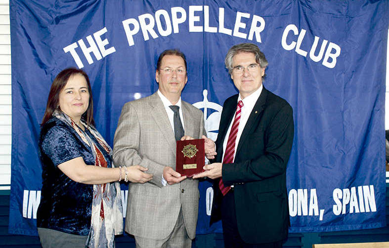 Eul&agrave;lia Arana, socia del Propeller de Barcelona; Enric Usach, director t&eacute;cnico de Usach, y Albert O&ntilde;ate, presidente del Propeller Club de Barcelona. Foto E. Garc&iacute;a.