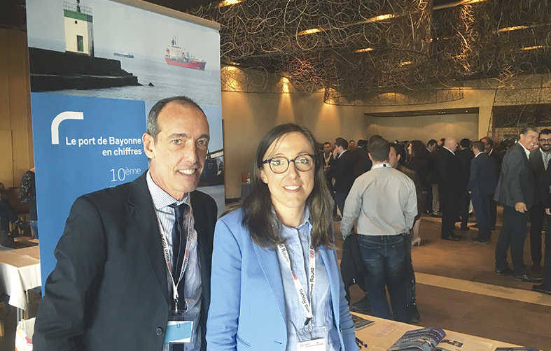 Joxan Madinabeitia, del Puerto de Baiona, junto a Celia Elichegaray, de Biomass Concept Barcelona.