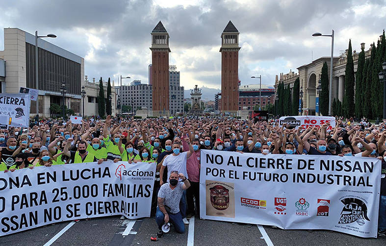 Centenares de trabajadores de Nissan, apoyados por el colectivo de estibadores portuarios, se manifestaron el jueves pasado en las calles de Barcelona.