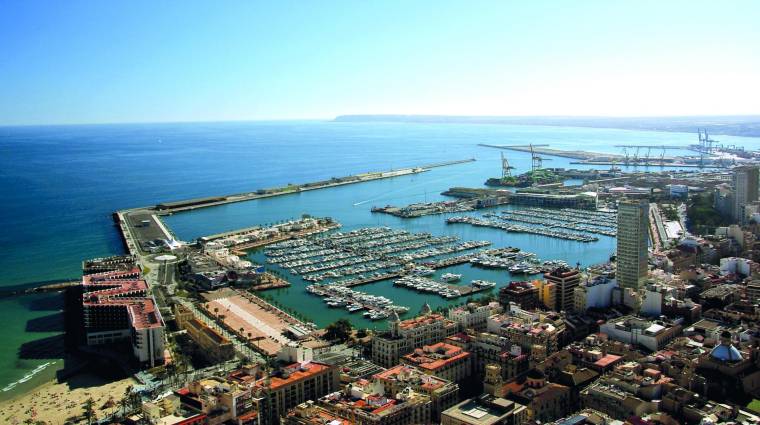 El pasado año, el Puerto de Alicante registró más de 64.000 pasajeros en la OPE.