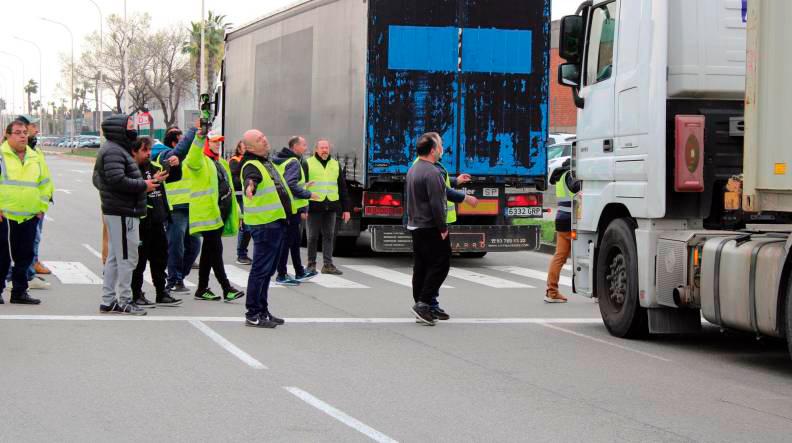 El Gran Consumo denuncia la “situación insostenible” que genera el paro de la carretera