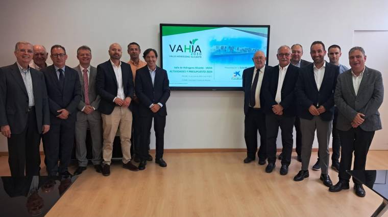Un momento de la reunión mantenida por los miembros de VAHIA 2030 en el Puerto de Alicante.