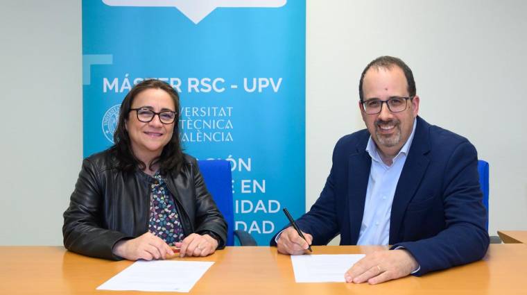 Pilar Blaya, directora de RSC y Capital Humano de la Fundación Valenciaport; y Gabriel García Martínez, director del Máster en Responsabilidad y Sostenibilidad Corporativa de la UPV, durante la firma del acuerdo.