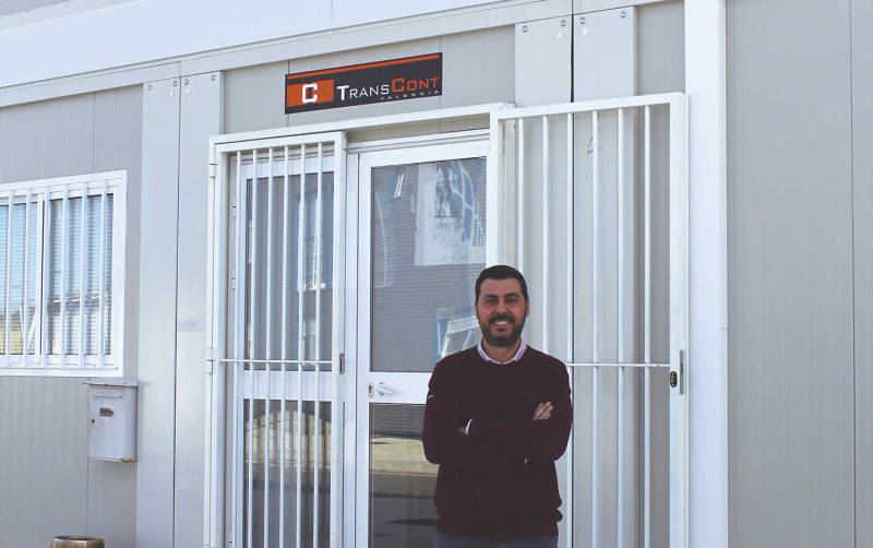 El presidente de Transcont CV, V&iacute;ctor Gonz&aacute;lez, ante las nuevas instalaciones de la asociaci&oacute;n en la Explanada de Servicio al Transporte. Foto Loli Dolz.