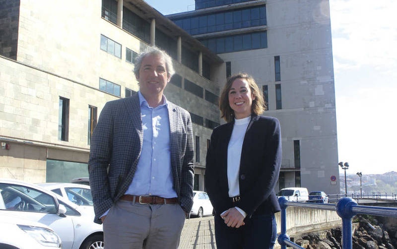 Daniel Crespo e Itxasne Solana gestionan la nueva oficina de Gefco en el Puerto de Bilbao. Foto J.P.