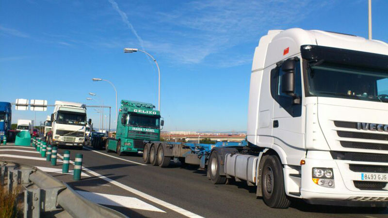 Los transportistas aut&oacute;nomos colapsan la V-30 en el primer d&iacute;a de huelga en Valencia