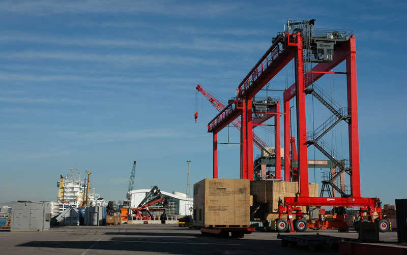 Terminal Port Nou est&aacute; situada en el muelle Adossat, junto a la actual terminal de Carnival, al fondo de la imagen. Foto E. Garc&iacute;a