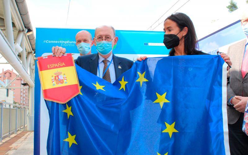 Isabel Pardo de Vera recibe un presente de manos de Carlo Secchi, coordinador del Corredor Atlántico Europeo, durante el acto de bienvenida al Connecting Europe Express. Foto B.C.