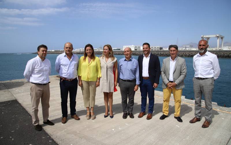 La presidenta del Cabildo de Lanzarote, Mar&iacute;a Dolores Corujo y el vicepresidente y consejero de Obras P&uacute;blicas, Jacobo Medina, visitaron el jueves las obras que se realizan en el frente mar&iacute;timo de la capital junto al presidente de la Autoridad Portuaria de Las Palmas, Jos&eacute; Juan Cardona