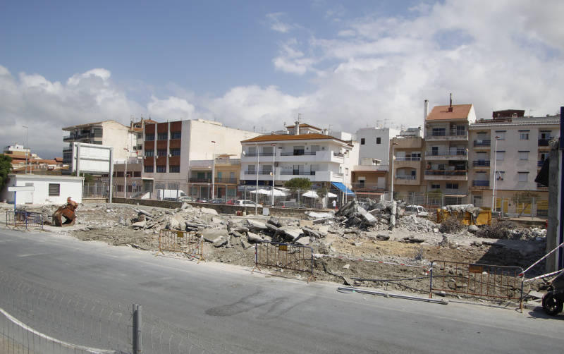 Imagen del derribo de las antiguas casetas de pescadores, por parte de la AP de Motril.