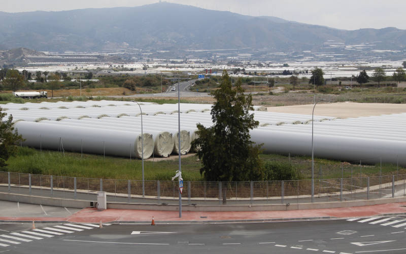 Esta obra complementa la superficie de 14.000 metros cuadrados acondicionados junto al muelle de las Azucenas para el dep&oacute;sito y acopio de mercanc&iacute;as y cargas de proyecto.