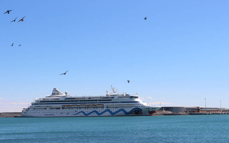 El &quot;AIDAaura&quot; escala por primera vez en el Puerto de M&aacute;laga