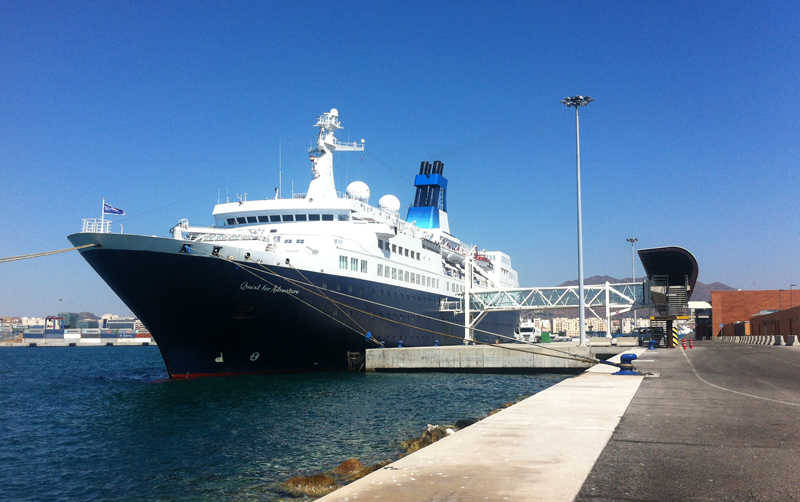 El Puerto de M&aacute;laga recibe al &quot;Quest for Adventure&quot; por primera vez