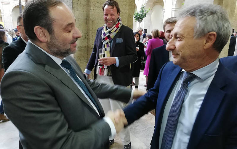 Jos&eacute; Luis Abalos saludando a Francisco Toledo el mismo d&iacute;a que anunci&oacute; su nombramiento como nuevo presidente de OPPE, en la toma de posesi&oacute;n de la nueva delegada del Gobierno en la Comunitat Valenciana, en febrero de 2020. Foto Ra&uacute;l T&aacute;rrega.